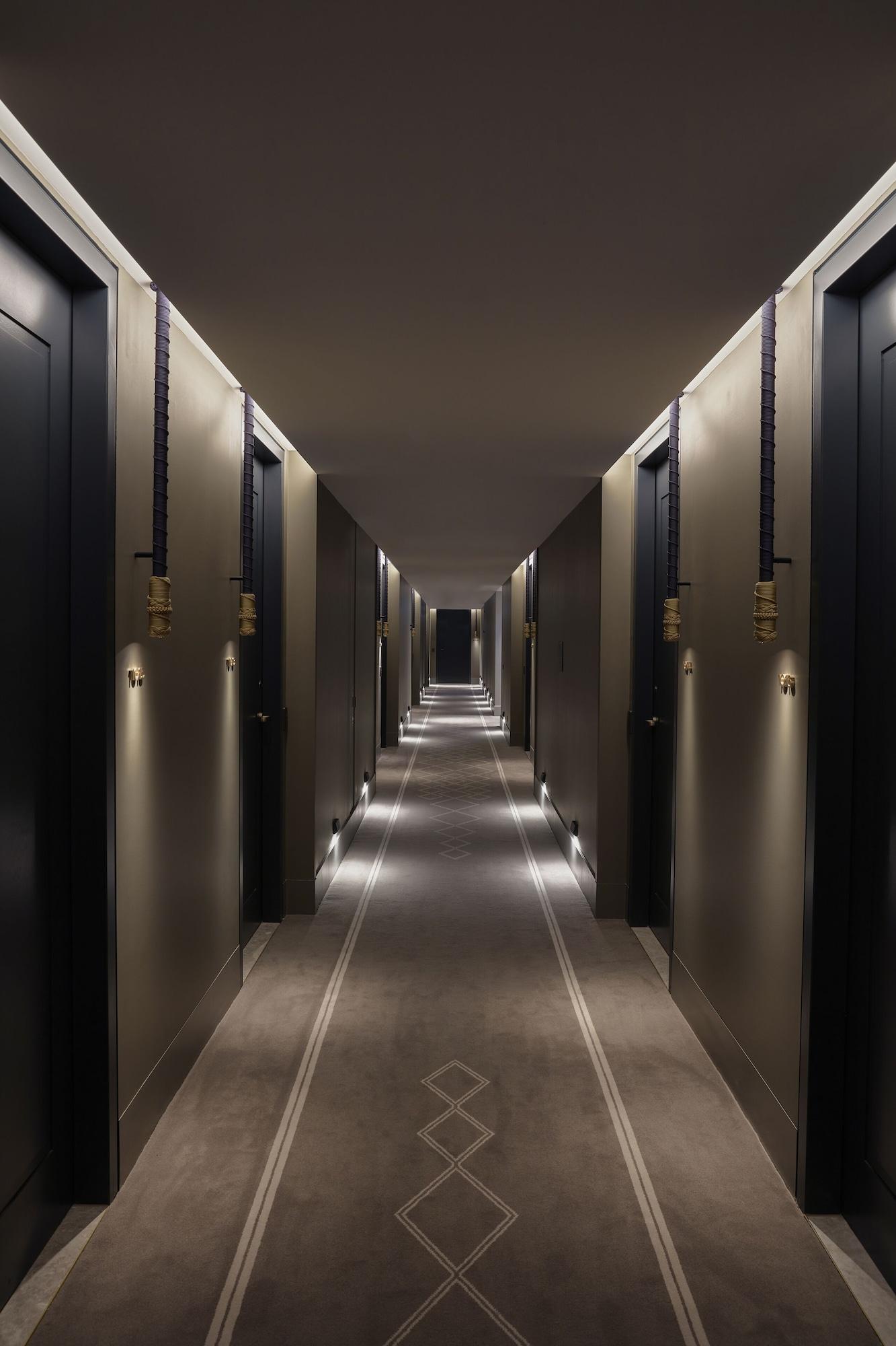 Hilton Melbourne Little Queen Street Экстерьер фото A corridor at the hotel
