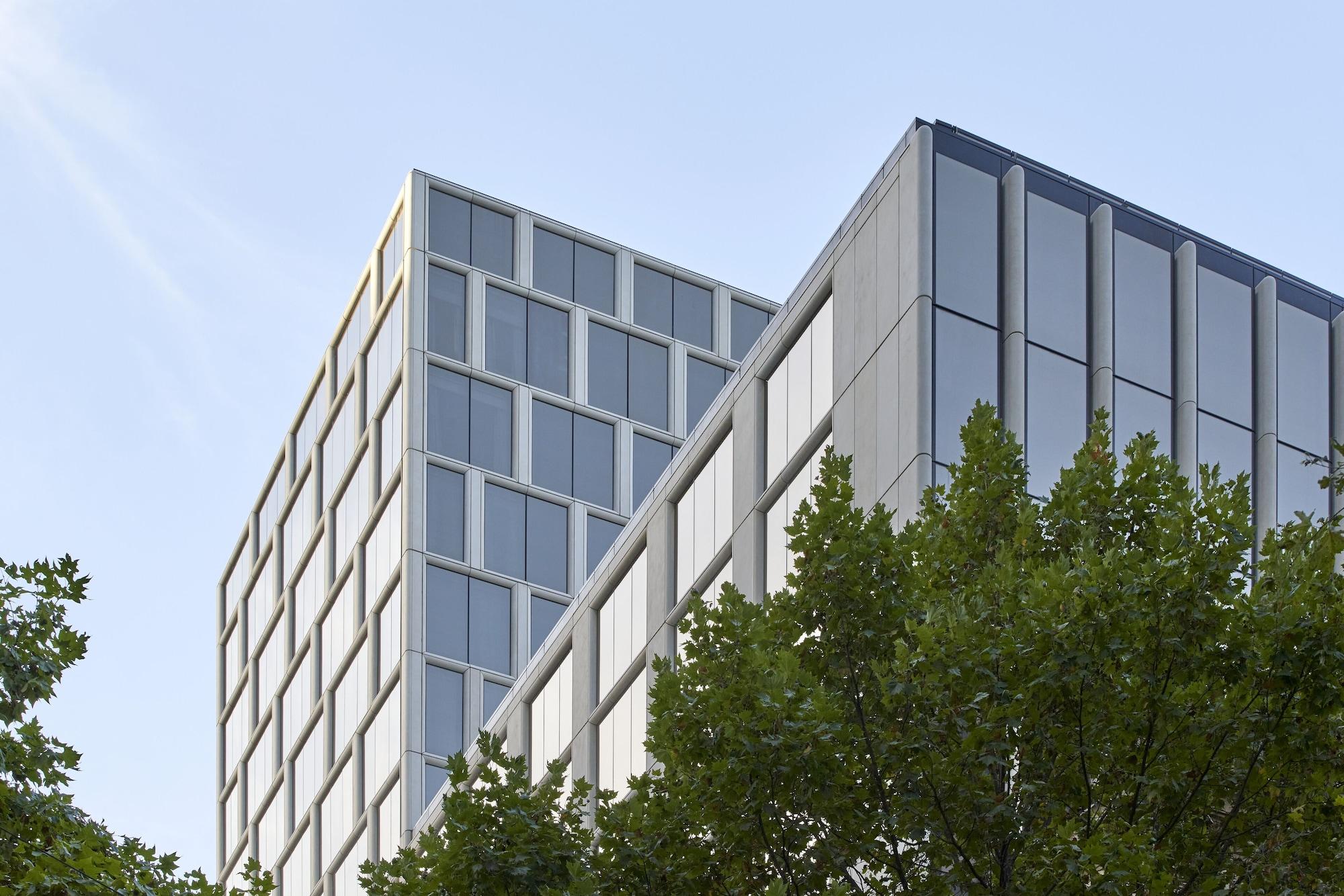 Hilton Melbourne Little Queen Street Экстерьер фото The new building of the University of Cambridge Judge Business School