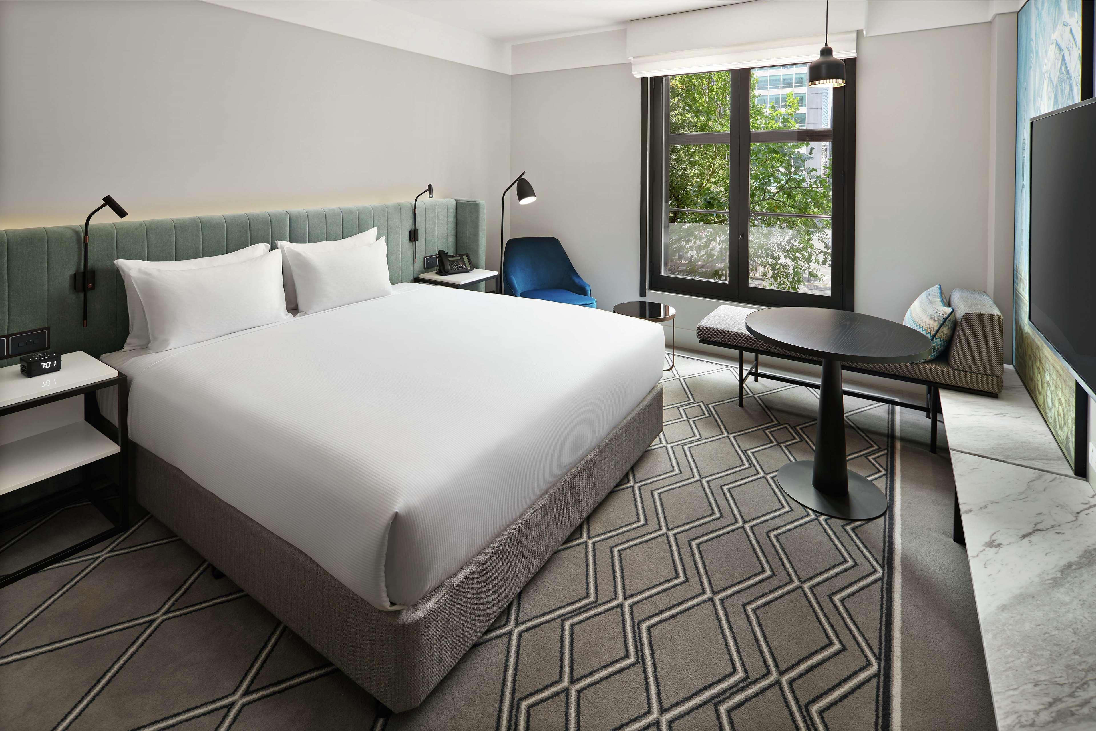 Hilton Melbourne Little Queen Street Экстерьер фото A room at the hotel