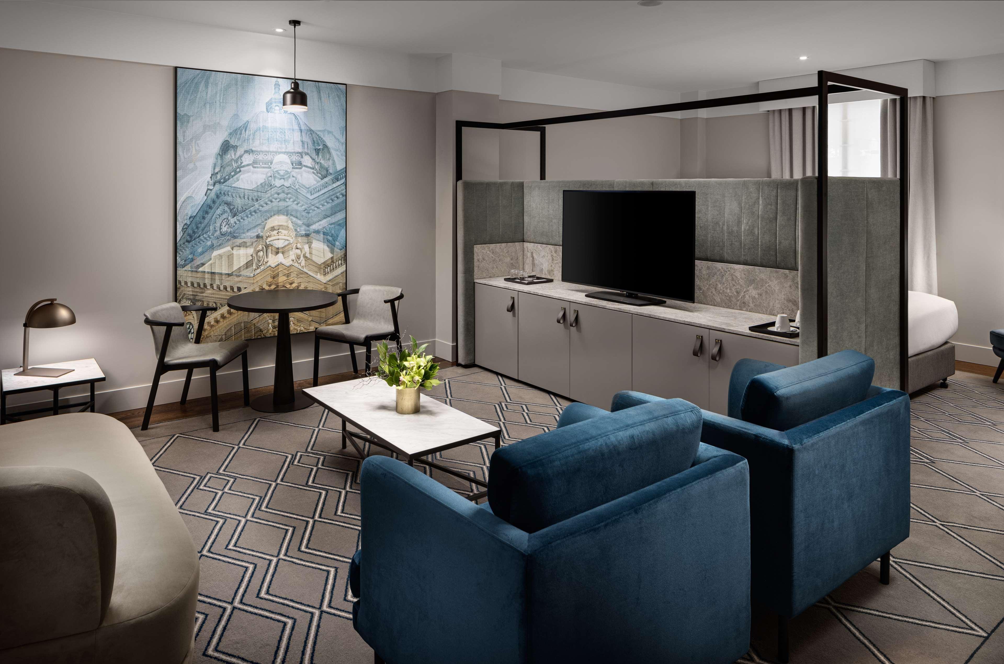 Hilton Melbourne Little Queen Street Экстерьер фото A suite at the hotel