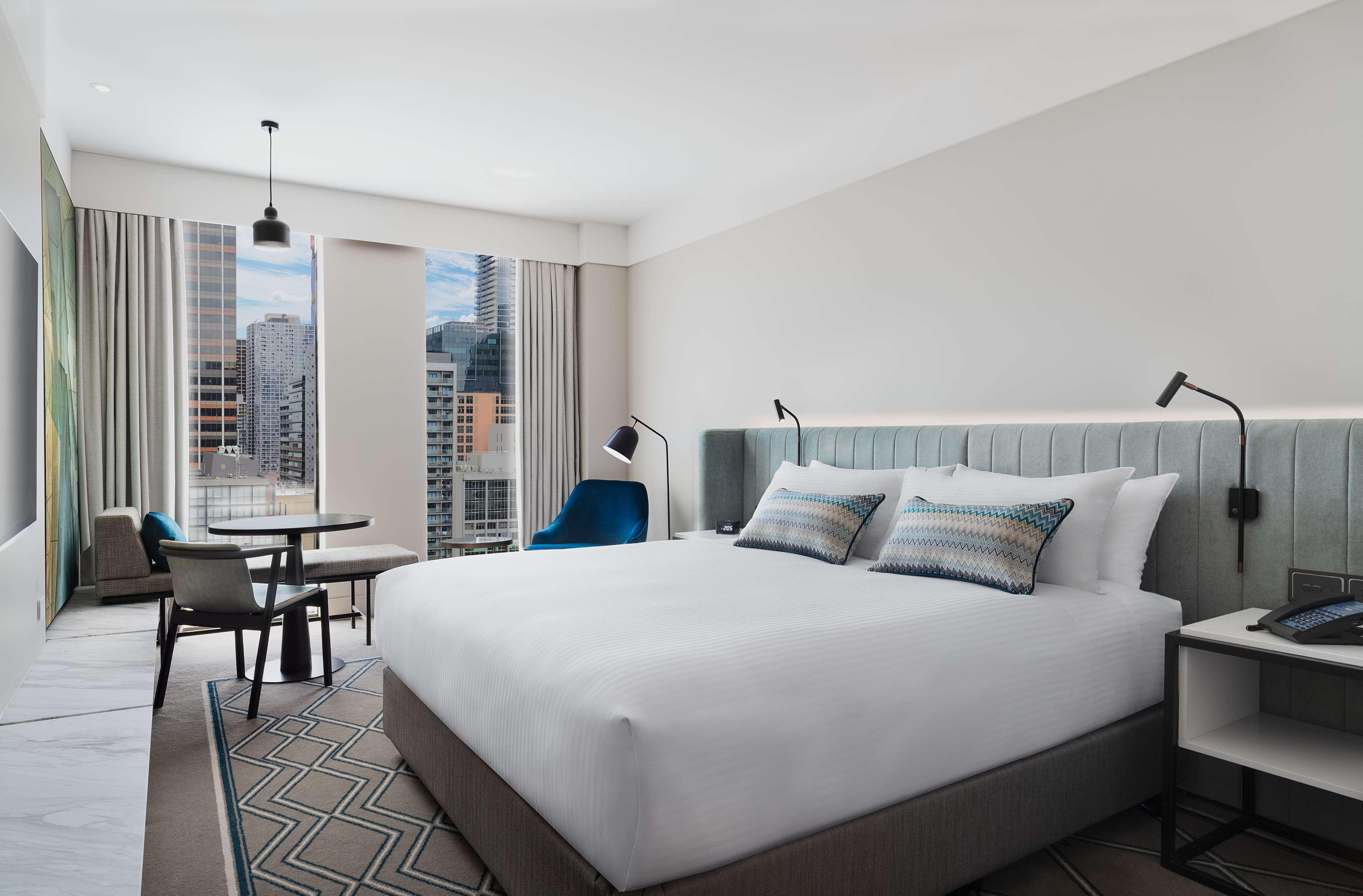 Hilton Melbourne Little Queen Street Экстерьер фото A guest room at the hotel