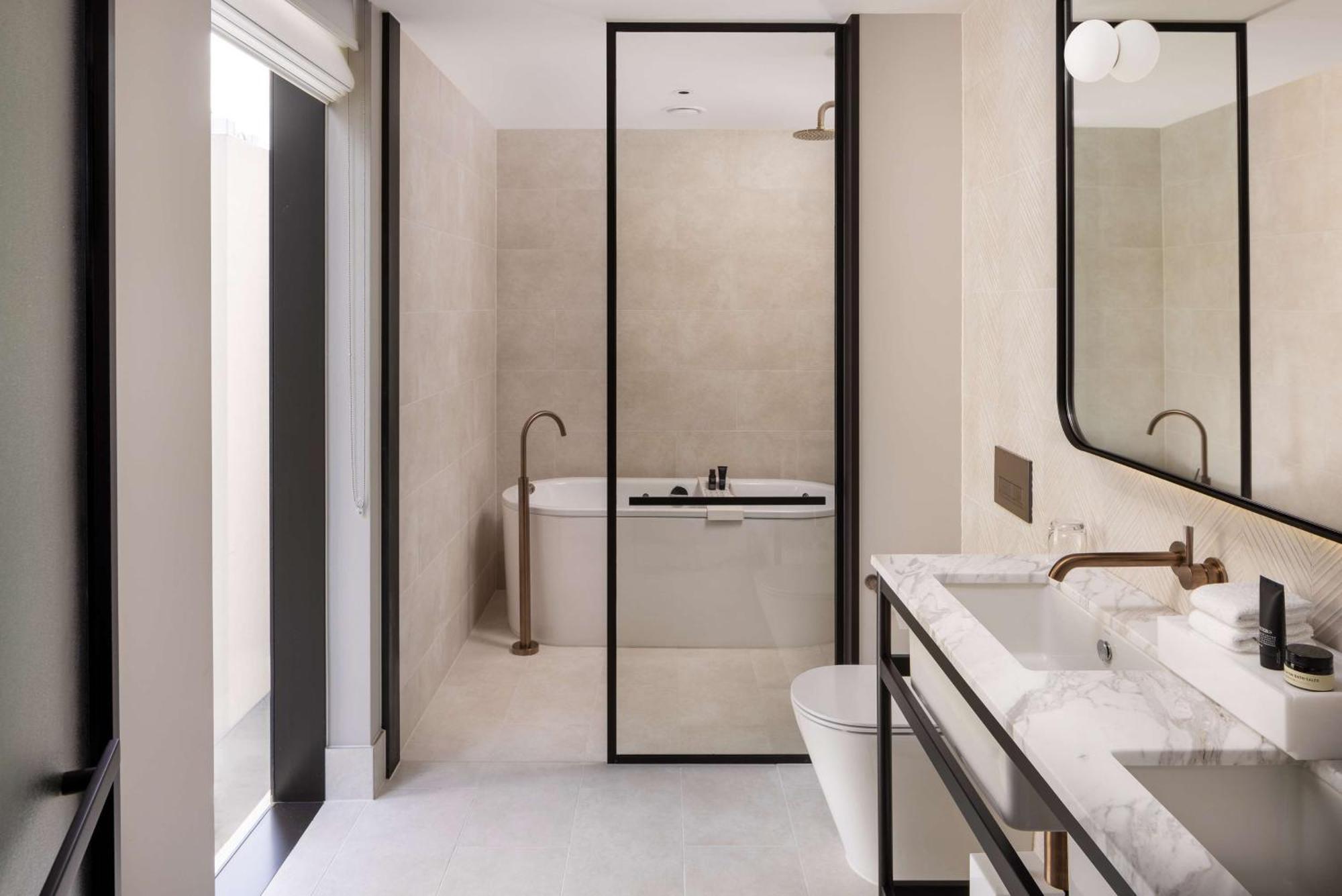 Hilton Melbourne Little Queen Street Экстерьер фото Bathroom