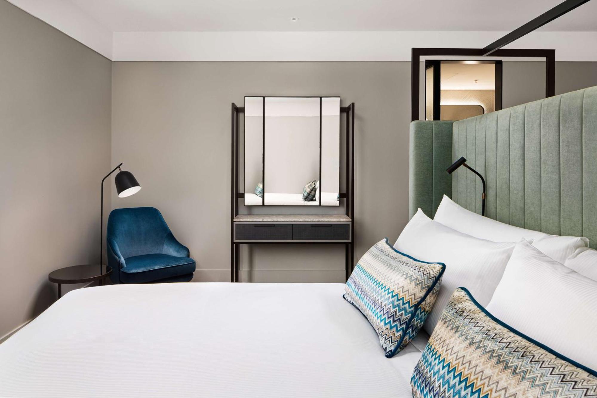 Hilton Melbourne Little Queen Street Экстерьер фото A bedroom at the hotel