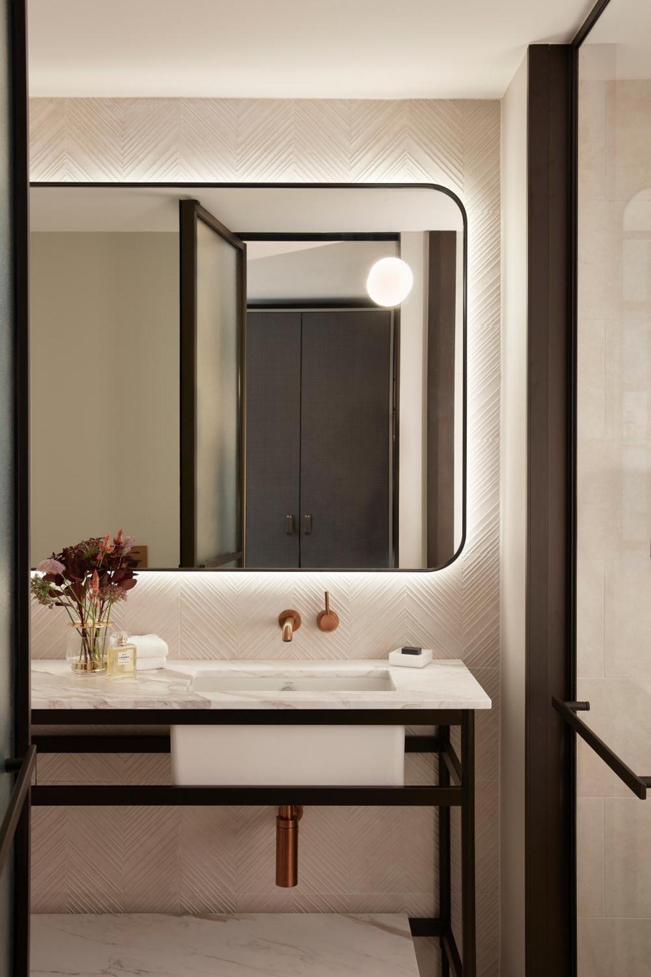 Hilton Melbourne Little Queen Street Экстерьер фото Bathroom