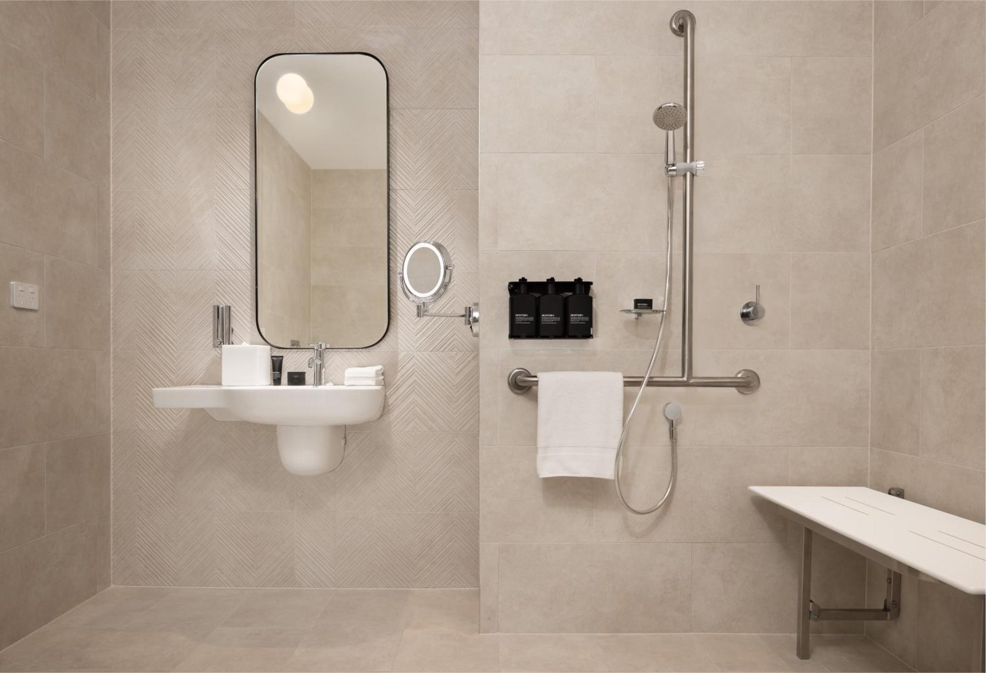 Hilton Melbourne Little Queen Street Экстерьер фото A wet room