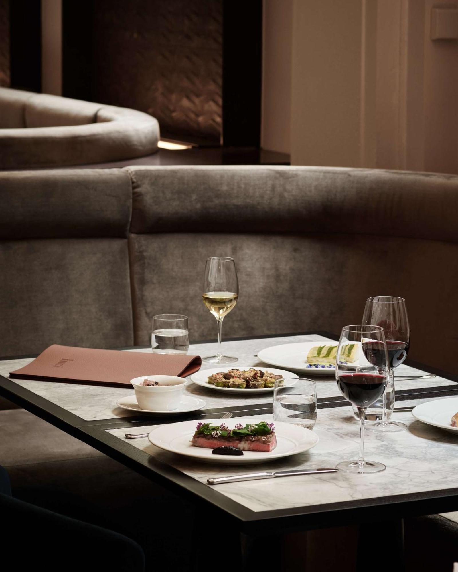 Hilton Melbourne Little Queen Street Экстерьер фото Restaurant AOC